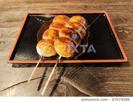 Two delicious grilled manju, a specialty of Joshu, are placed on the table. 87674086