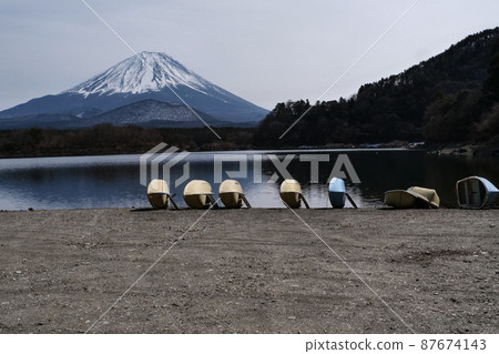 景觀、自然、照片富士山和富士五湖的本栖湖本栖湖的船等待春天 87674143