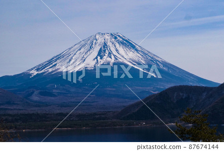 景觀、自然、照片富士山和富士五湖的本栖湖本栖湖的船等待春天 87674144