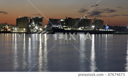 從山口縣宇部市宇部港昂田碼頭拍攝的宇部工業宇部水泥廠夜景 87674673