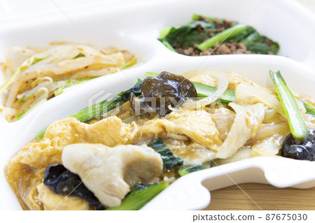 外賣美味豬肉和炒木耳蘑菇 87675030