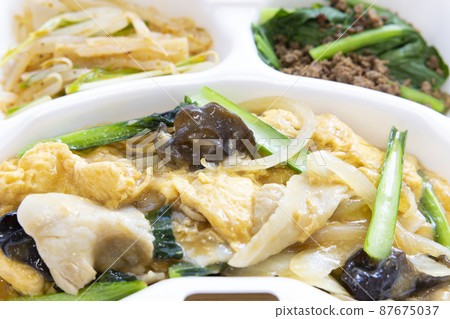 外賣美味豬肉和炒木耳蘑菇 87675037