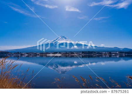 (Yamanashi Prefecture) Mt. Fuji over the foggy Lake Kawaguchi 87675261