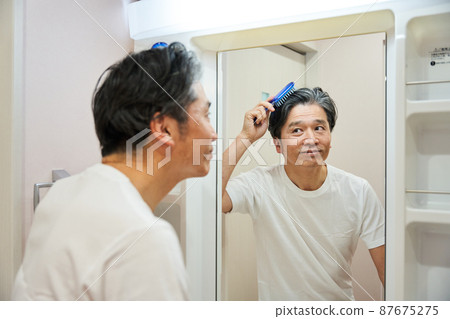 洗臉盆前的中間人 87675275