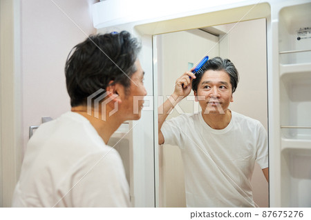 洗臉盆前的中間人 87675276