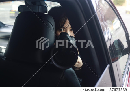 一個女人從車內拍照 87675289
