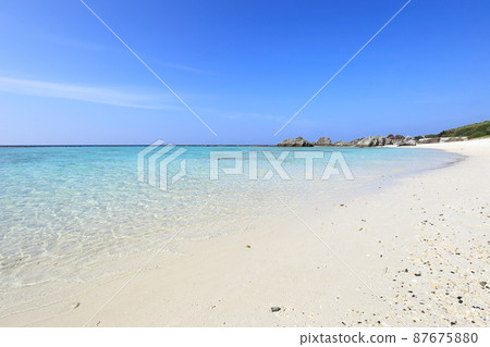 Okinawa Iheya Island scenery (Shioshitahama) 87675880