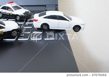 黑鍵盤、兩輛大都會警察局警車和一輛白色轎車 87676068