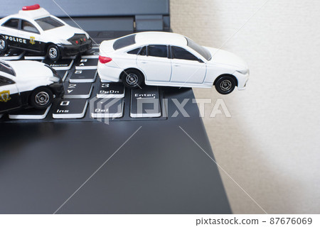 黑鍵盤、兩輛警車和一輛白色轎車 87676069