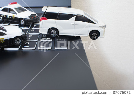 黑鍵盤、兩輛警車和一輛白色小型貨車 87676071