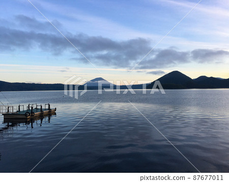 清晨的洞爺湖和大島(Lake Toya Nakajima),後面的羊蹄山 清晨的洞爺湖和大島(Lake Toya Nakajima),後面的羊蹄山 87677011