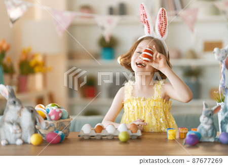 child painting eggs child painting eggs 87677269