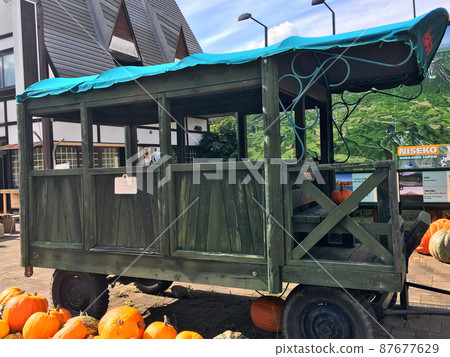 二世谷站前的手推車和南瓜 87677629