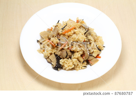 煮熟的米飯、白盤上的五子米、白木木紋袋 煮熟的米飯、白盤上的五子米、白木木紋袋 87680787