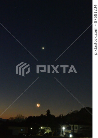 白州町,北斗市,黎明的顏色,神奇的時刻和地球之光的薄月,金星和火星 白州町,北斗市,黎明的顏色,神奇的時刻和地球之光的薄月,金星和火星 87681234