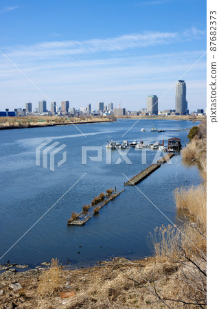 從鹿浜橋俯瞰荒川和川口元鄉的住宅區 87682373