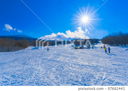 Ski slopes Snow, blue sky and sun Winter materials Ski slopes Snow, blue sky and sun Winter materials 87682441