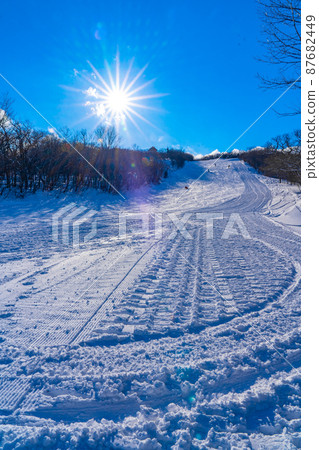 Ski slopes Snow, blue sky and sun Winter materials Ski slopes Snow, blue sky and sun Winter materials 87682449