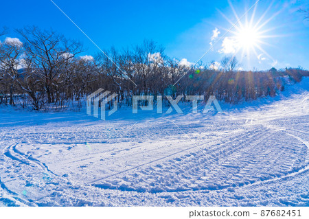 滑雪場 雪、藍天和陽光 冬季材料 滑雪場 雪、藍天和陽光 冬季材料 87682451