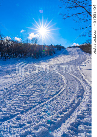 滑雪場 雪、藍天和陽光 冬季材料 滑雪場 雪、藍天和陽光 冬季材料 87682454