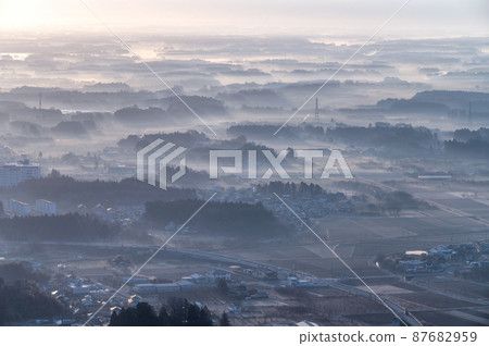 從茨城縣笠間市愛宕山眺望關東平原的早晨 87682959