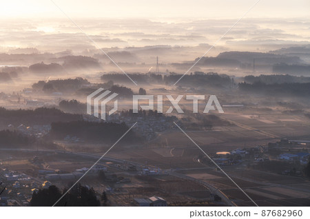 從茨城縣笠間市愛宕山眺望關東平原的早晨 87682960