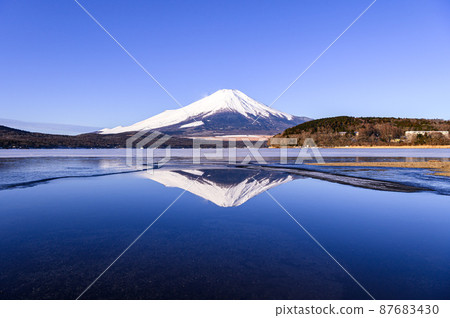 (Yamanashi Prefecture) Frozen Lake Yamanaka and a spectacular view of Mt. Fuji upside down (Yamanashi Prefecture) Frozen Lake Yamanaka and a spectacular view of Mt. Fuji upside down 87683430