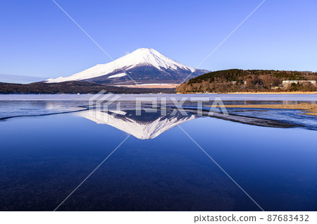 (Yamanashi Prefecture) Frozen Lake Yamanaka and a spectacular view of Mt. Fuji upside down 87683432