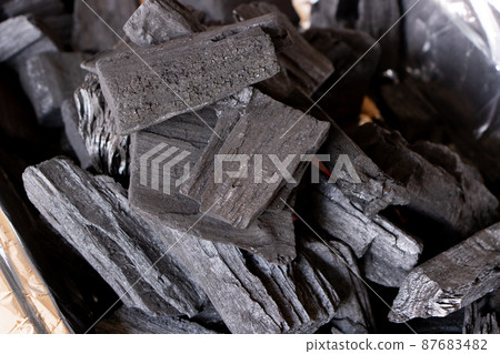 木炭放在燒烤爐上。 木炭放在燒烤爐上。 87683482