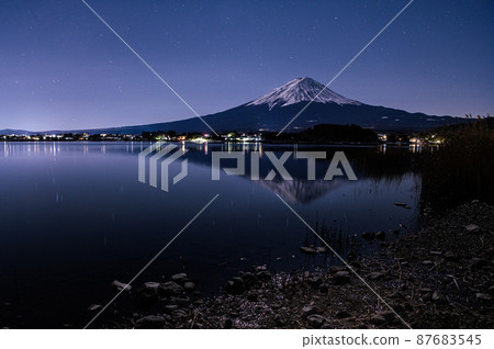 (Yamanashi Prefecture) Lake Kawaguchi, upside-down view of Mt. Fuji and the starry sky (Yamanashi Prefecture) Lake Kawaguchi, upside-down view of Mt. Fuji and the starry sky 87683545