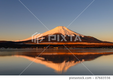 (Yamanashi Prefecture) Cold sky and upside down Beni Fuji / Yamanakako (Yamanashi Prefecture) Cold sky and upside down Beni Fuji / Yamanakako 87683556
