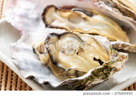 所謂的“微波牡蠣”是在微波爐中將其外殼附著在烤箱上加熱的。牡蠣的容易的烹調圖像與殼的。 87684493
