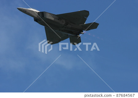 一架美國空軍 F-22 猛禽戰鬥機在頭頂飛行 87684567