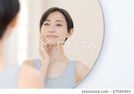 三十多歲的護膚女性 87684903