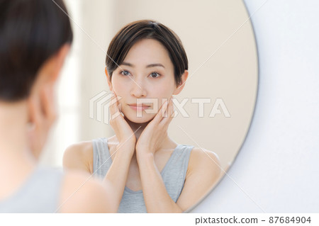 三十多歲的護膚女性 三十多歲的護膚女性 87684904