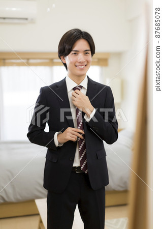 Young men in suits Job hunting Young men in suits Job hunting 87685078