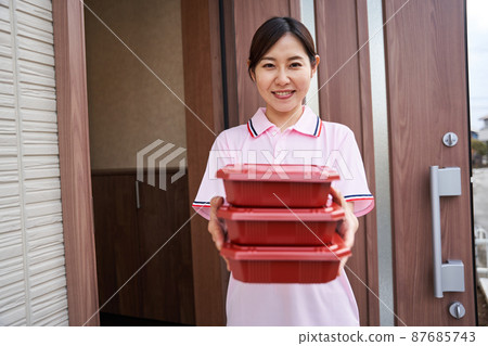 A woman who delivers ingredients 87685743