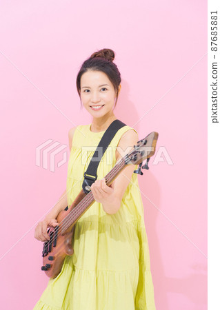 女吉他手粉紅色背景 87685881