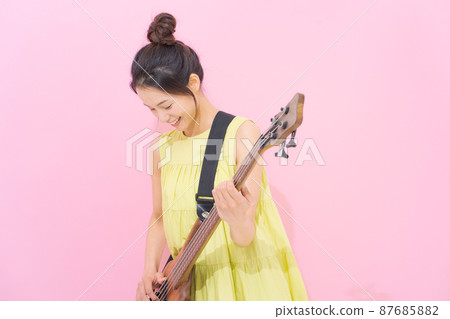 女吉他手粉紅色背景 87685882