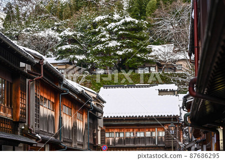 Higashi Chaya district with snowy scenery 87686295