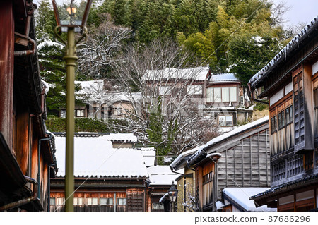 Higashi Chaya district with snowy scenery Higashi Chaya district with snowy scenery 87686296