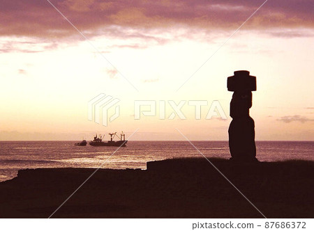 Mysterious moai statue Moai in the setting sun Mysterious moai statue Moai in the setting sun 87686372