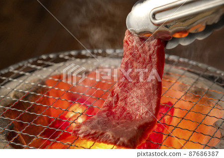 Bake lean meat over charcoal Bake lean meat over charcoal 87686387