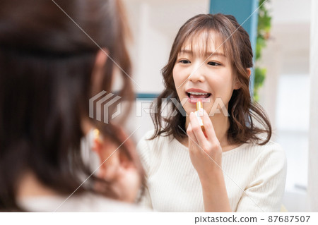 A woman to make up 87687507