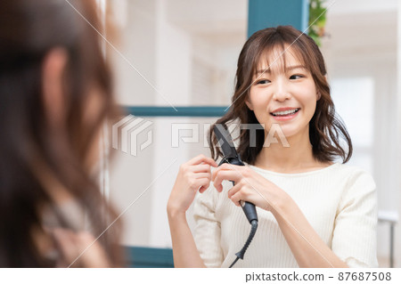 A woman with a hair set 87687508