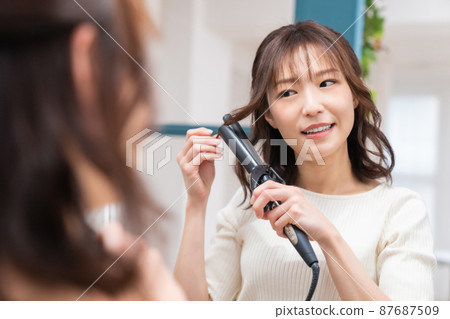 A woman with a hair set 87687509
