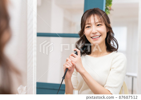 A woman with a hair set 87687512