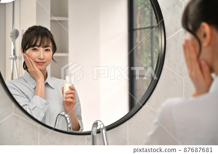 一個女人在鏡子前化妝 87687681