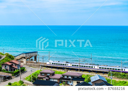 新潟縣柏崎市、大江川站和日本的藍色大海 87688216