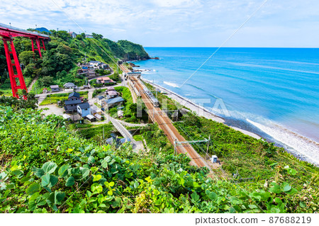 Kashiwazaki City, Niigata Prefecture, Omigawa Station and the Blue Sea of Japan 87688219